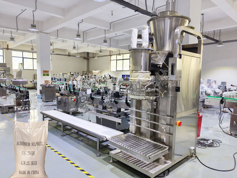 南京包裝機中的大袋粉劑稱重包裝機在25kg麵粉包（bāo）裝廠用途廣泛嗎？