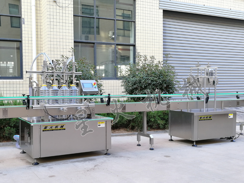 新（xīn）型四頭食用油自動稱重灌裝旋蓋機有什麽特點？